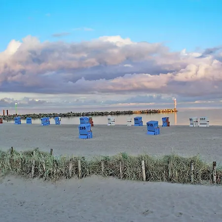 Zeltdachhaus Mit Kamin Und Grosser Terrasse