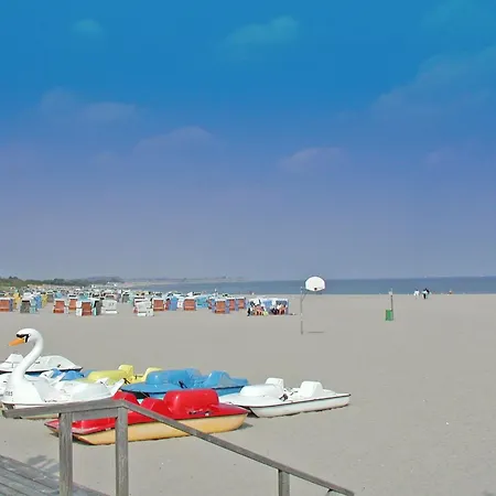 Zeltdachhaus Mit Kamin Und Grosser Terrasse 담프