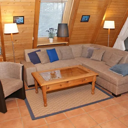 Zeltdachhaus Mit Kamin Und Grosser Terrasse